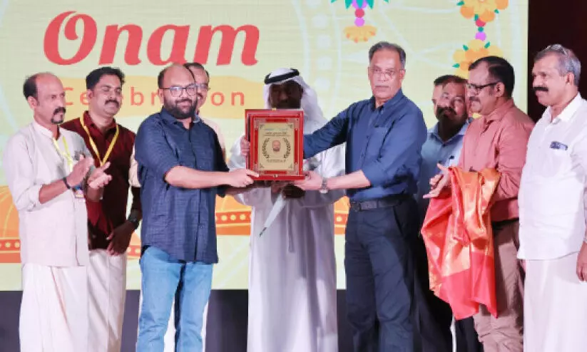 സേ​വ​നം എ​മി​റേ​റ്റ്സ് മാ​ധ്യ​മ  പു​ര​സ്കാ​രം സ​മ്മാ​നി​ച്ചു