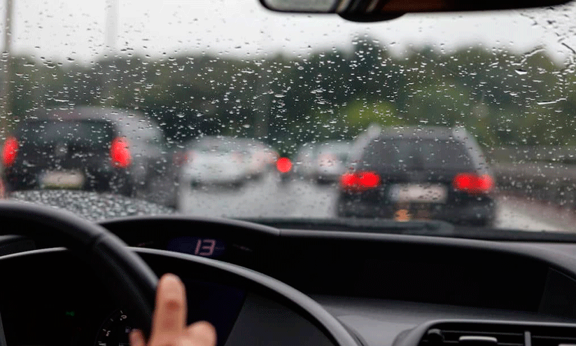 മഴയാണ്; വാഹനങ്ങൾ റോഡിലിറക്കുമ്പോൾ സൂക്ഷിക്കുക മഴയാണ്; വാഹനങ്ങൾ റോഡിലിറക്കുമ്പോൾ സൂക്ഷിക്കുക