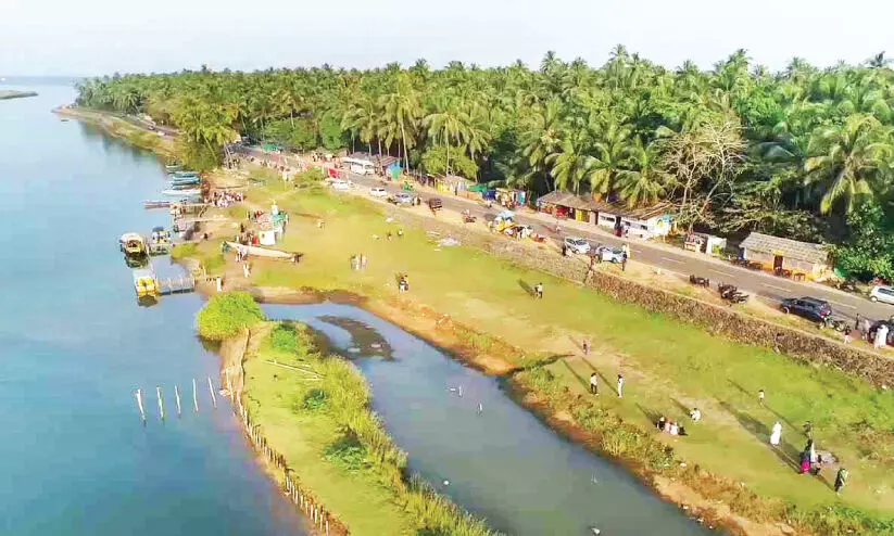 പൊന്നാനി കർമ റോഡരികിലെ അനധികൃത കൈയേറ്റങ്ങൾ ഒഴിപ്പിക്കും പൊന്നാനി കർമ റോഡരികിലെ അനധികൃത കൈയേറ്റങ്ങൾ ഒഴിപ്പിക്കും
