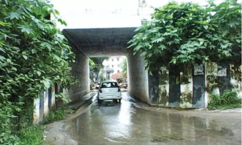 ചു​ണ്ണാ​മ്പു​ത്ത​റ അ​ടി​പ്പാ​ത​യി​ലെ വെ​ള്ള​ക്കെ​ട്ട് യാ​ത്ര​ക്കാ​ർ​ക്ക് ദു​രി​ത​മാ​കു​ന്നു