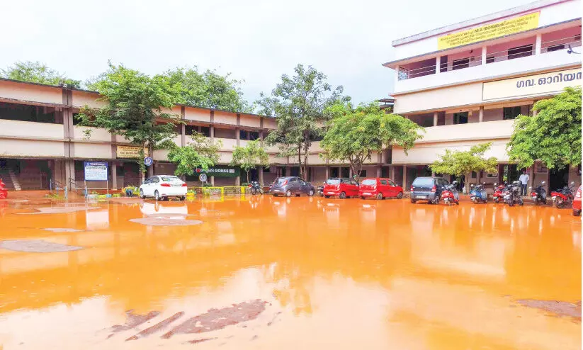 സ്കൂ​ൾ മൈ​താ​ന​ത്തെ ച​ളി​വെ​ള്ളം വി​ദ്യാ​ർ​ഥി​ക​ളെ​യും അ​ധ്യാ​പ​ക​രെ​യും ദു​രി​ത​ത്തി​ലാ​ക്കു​ന്നു