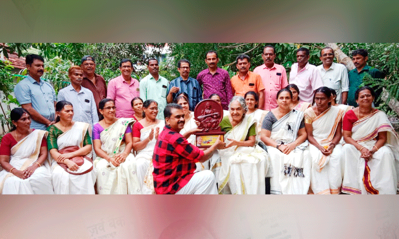 മായാത്ത അക്ഷരബന്ധം; രത്നമ്മ ടീച്ചറെ തേടി കാതങ്ങൾ താണ്ടി ശിഷ്യർ മായാത്ത അക്ഷരബന്ധം; രത്നമ്മ ടീച്ചറെ തേടി കാതങ്ങൾ താണ്ടി ശിഷ്യർ