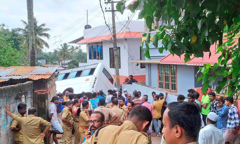 വിഴിഞ്ഞത്ത്​ മിനി ബസ് മതിലിലിടിച്ച് മറിഞ്ഞ് 10 പേർക്ക് പരിക്ക്