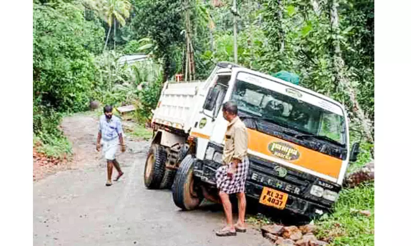 പേ​രൂ​ർ​ത്തോ​ട്-​മു​പ്പ​ത്ത​ഞ്ച് റോഡ് തകർന്നു; ബസ് സർവിസുകൾ നിർത്തുന്നു