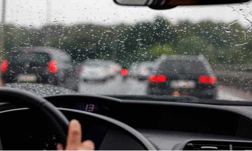 മഴയാണ്; വാഹനങ്ങൾ റോഡിലിറക്കുമ്പോൾ സൂക്ഷിക്കുക