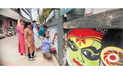 ചരിത്രം ചുറ്റുമതിലിലാക്കി ‘കുട്ടി ഡോക്ടർമാരുടെ’ ചിത്രങ്ങൾ