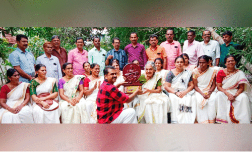 മായാത്ത അക്ഷരബന്ധം; രത്നമ്മ ടീച്ചറെ തേടി കാതങ്ങൾ താണ്ടി ശിഷ്യർ