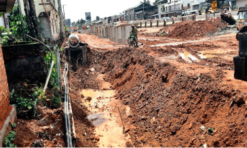 കുടിവെള്ളം മുട്ടിച്ചുള്ള റോഡ് നിർമാണത്തിനെതിരെ പ്രതിഷേധം കുടിവെള്ളം മുട്ടിച്ചുള്ള റോഡ് നിർമാണത്തിനെതിരെ പ്രതിഷേധം