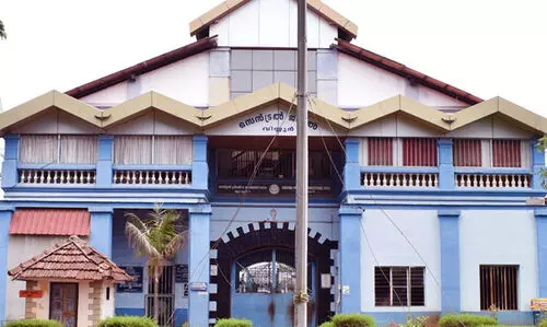 വിയ്യൂർ സെൻട്രൽ ജയിലിൽനിന്ന് തടവുകാരൻ  മതിൽ ചാടി രക്ഷപ്പെട്ടു