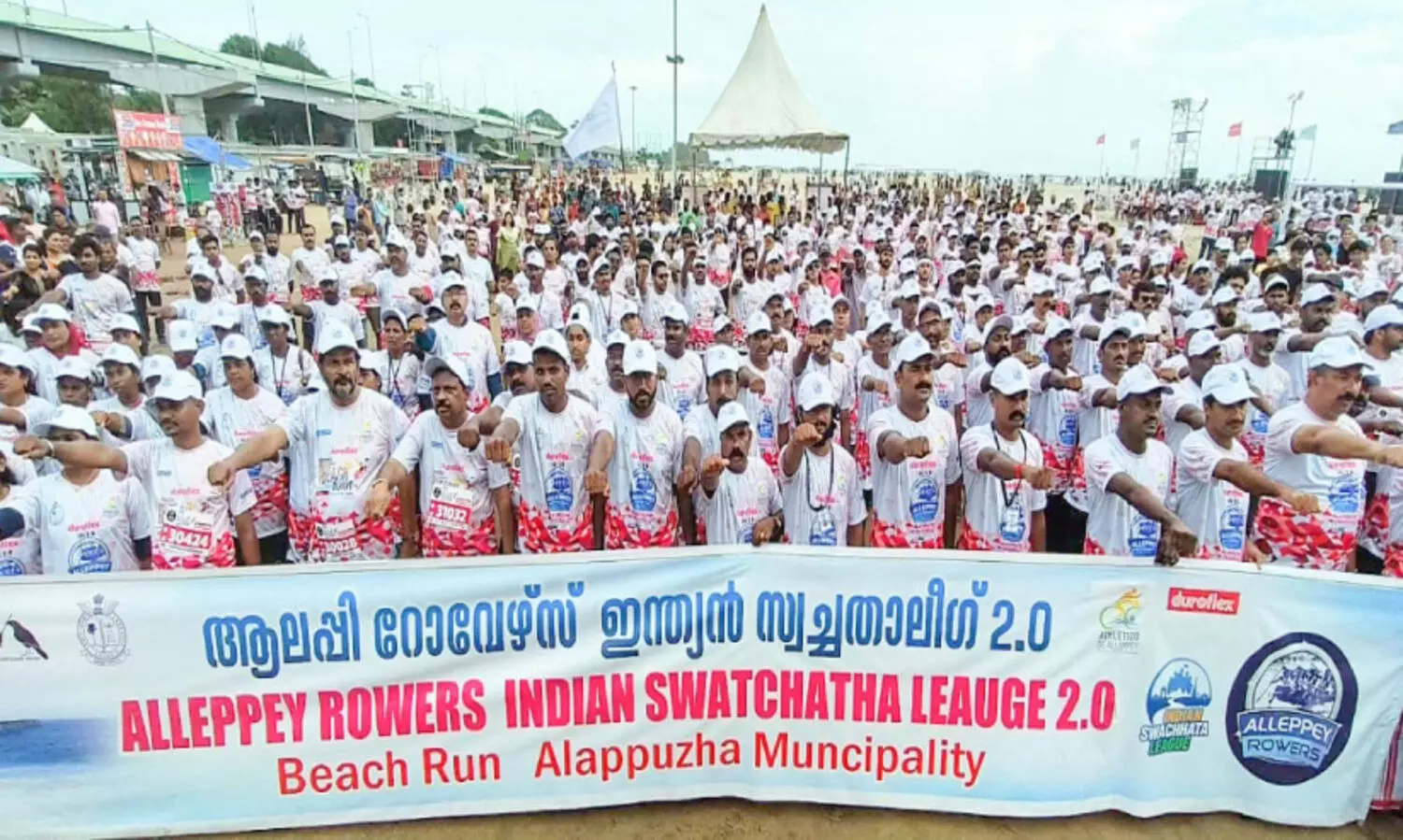 ആയിരങ്ങൾ കടപ്പുറത്തേക്ക്​ ഒഴുകി; ഇന്ത്യന്‍ സ്വച്ഛത ലീഗ്​ കാമ്പയിന്​ തുടക്കം