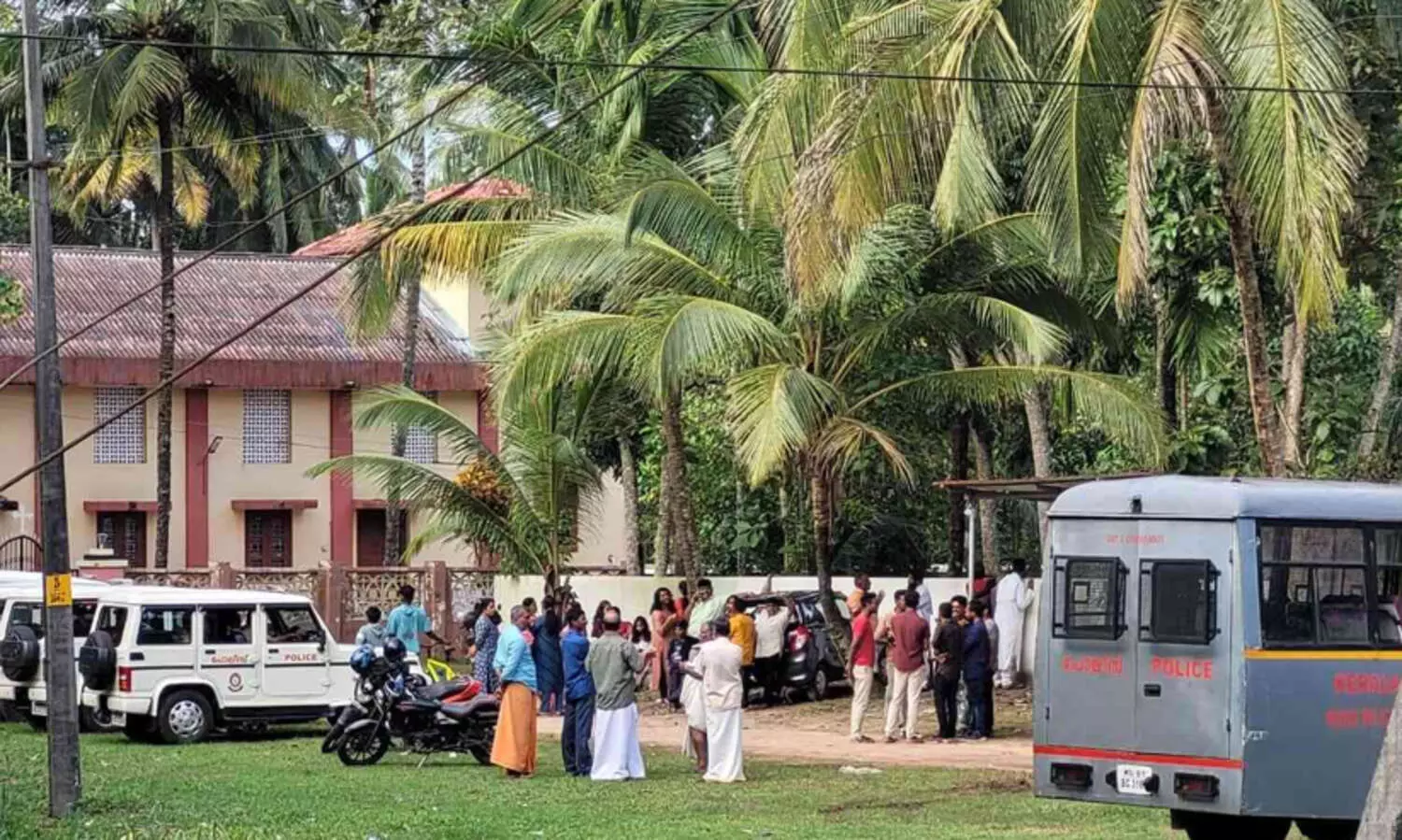 കട്ടച്ചിറ പള്ളിയിൽ കല്ലറകൾ തകർത്തതിനെ ചൊല്ലി സംഘർഷാവസ്ഥ