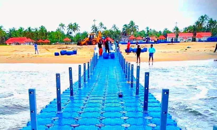 വിനോദയാത്ര അവിസ്മരണീയമാക്കാൻ ബ്ലാങ്ങാട് ബീച്ചിൽ ഒരുങ്ങുന്നു  ഫ്ലോട്ടിങ് ബ്രിഡ്ജ്