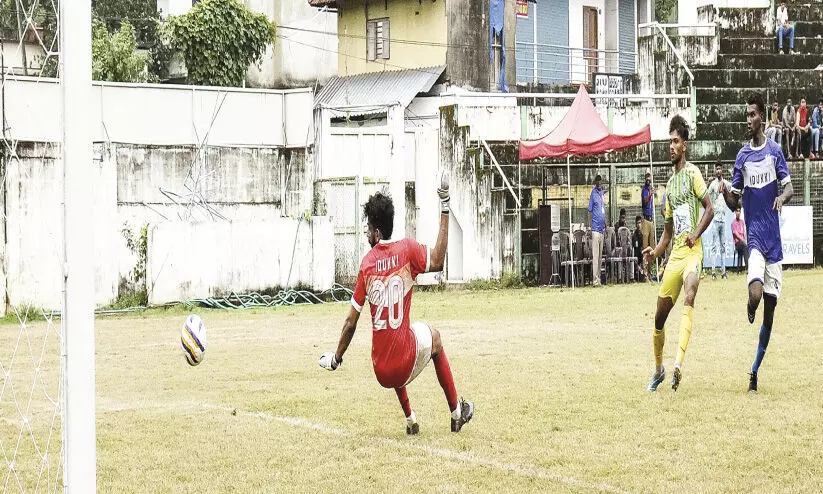 ഗോ​ൾ നേ​ടു​ന്നു