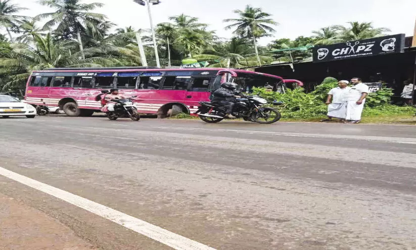 അ​പ​ക​ട​ത്തി​ൽ​പെ​ട്ട സ്വ​കാ​ര്യ ബ​സ്