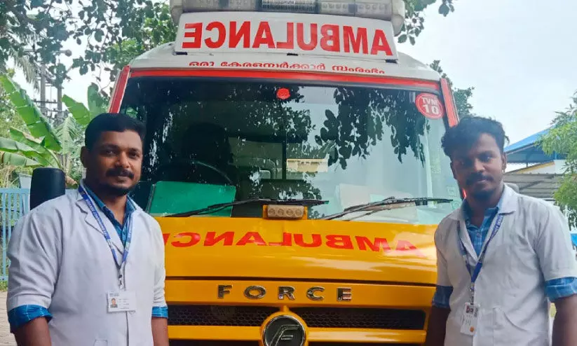 വീട്ടിൽ പ്രസവിച്ച യുവതിക്കും കുഞ്ഞിനും രക്ഷകരായി 108 ആംബുലൻസ് ജീവനക്കാർ വീട്ടിൽ പ്രസവിച്ച യുവതിക്കും കുഞ്ഞിനും രക്ഷകരായി 108 ആംബുലൻസ് ജീവനക്കാർ