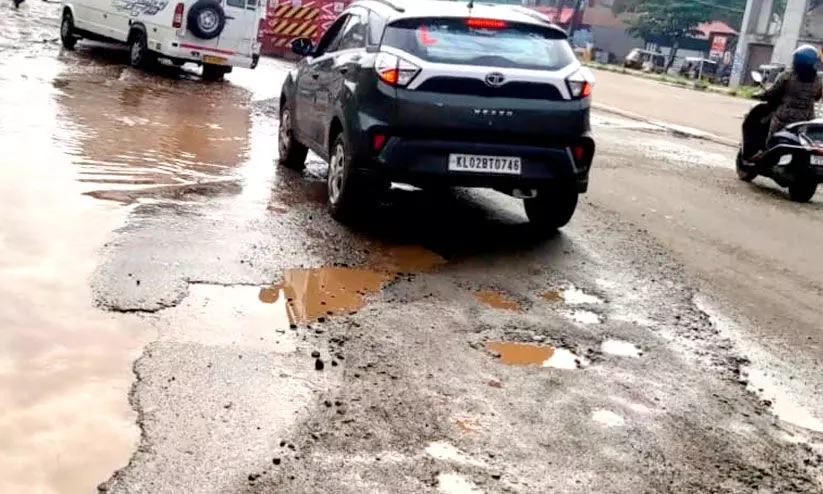 ദേശീയപാത നിർമാണം; പൊട്ടിപ്പൊളിഞ്ഞ് സർവിസ് റോഡുകൾ ദേശീയപാത നിർമാണം; പൊട്ടിപ്പൊളിഞ്ഞ് സർവിസ് റോഡുകൾ