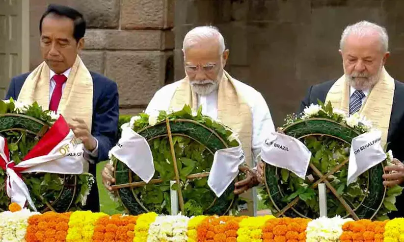 ഗാന്ധിസമാധിയിൽ മോദി അർപ്പിച്ച പുഷ്പചക്രത്തിലും റിപ്പബ്ലിക് ഓഫ് ഭാരത് ഗാന്ധിസമാധിയിൽ മോദി അർപ്പിച്ച പുഷ്പചക്രത്തിലും റിപ്പബ്ലിക് ഓഫ് ഭാരത്