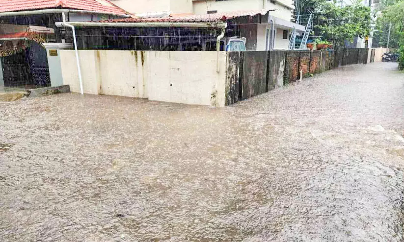 ക​ന​ത്ത മ​ഴ​യി​ൽ ന​ജാ​ത്ത് ന​ഗ​ർ റോ​ഡിൽ വെള്ളം ഉയർന്നപ്പോൾ
