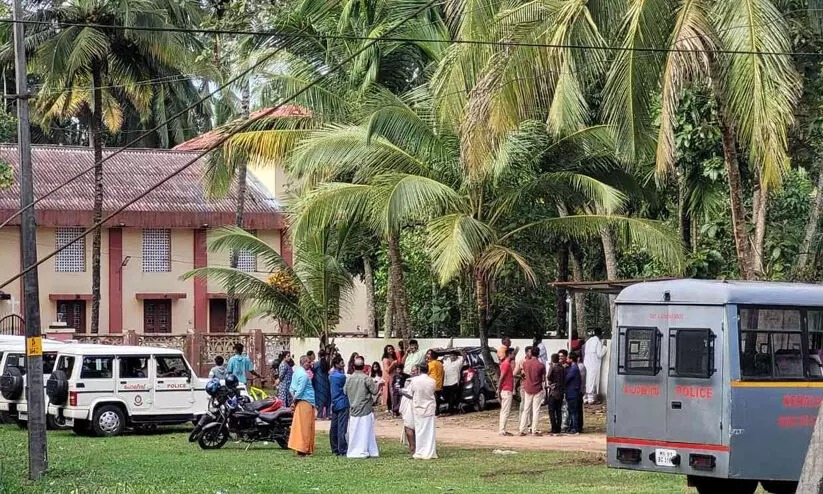 കട്ടച്ചിറ പള്ളിയിൽ കല്ലറകൾ തകർത്തതിനെ ചൊല്ലി സംഘർഷാവസ്ഥ