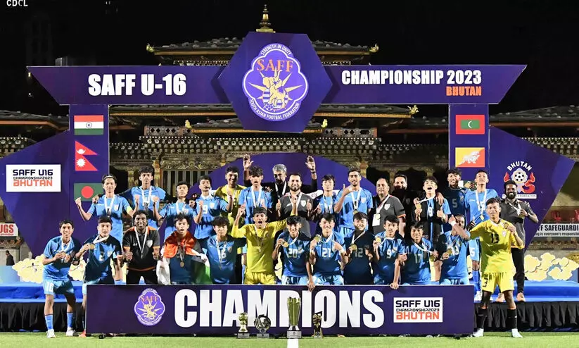 അണ്ടർ 16 സാഫ് കപ്പ് കിരീടം ഇന്ത്യക്ക്; ഏകപക്ഷീയമായ രണ്ടുഗോളിന് ബംഗ്ലാദേശിനെ തകർത്തു അണ്ടർ 16 സാഫ് കപ്പ് കിരീടം ഇന്ത്യക്ക്; ഏകപക്ഷീയമായ രണ്ടുഗോളിന് ബംഗ്ലാദേശിനെ തകർത്തു