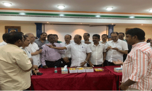 പു​തു​പ്പ​ള്ളി വി​ജ​യം ആ​ഘോ​ഷി​ച്ച്​ ഇ​ൻ​കാ​സ് ഷാ​ർ​ജ