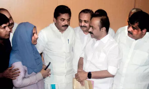 വയറ്റിൽ കത്രിക കുടുങ്ങിയ സംഭവം; ഹർഷിന പ്രതിപക്ഷ നേതാവിനെ സന്ദർശിച്ചു