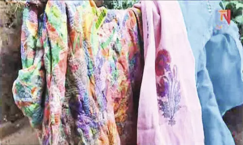 കോ​ക്കൂ​ർ സ്വ​ദേ​ശി​നി​ക്ക് ഓ​ൺ​ലൈ​ൻ വ​ഴി ല​ഭി​ച്ച  പ​ഴ​കി​യ വ​സ്ത്ര​ങ്ങ​ൾ