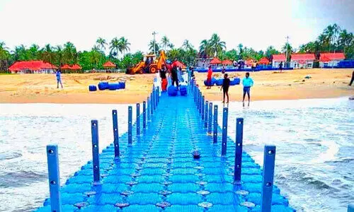 വിനോദയാത്ര അവിസ്മരണീയമാക്കാൻ ബ്ലാങ്ങാട് ബീച്ചിൽ ഒരുങ്ങുന്നു  ഫ്ലോട്ടിങ് ബ്രിഡ്ജ്