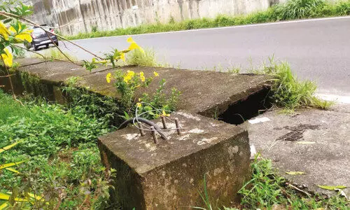 വെളിച്ചം കാണാതെ തെരുവ് വിളക്കുകൾ; സർവിസ് റോഡ് ഇരുട്ടിൽത്തന്നെ