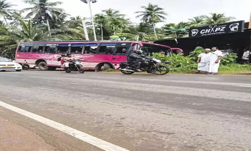 അ​പ​ക​ട​ത്തി​ൽ​പെ​ട്ട സ്വ​കാ​ര്യ ബ​സ്