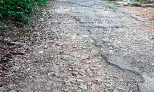 വയ്യക്കാവ്-പള്ളിത്തടം റോഡ് തകര്‍ന്നിട്ട് വർഷങ്ങൾ