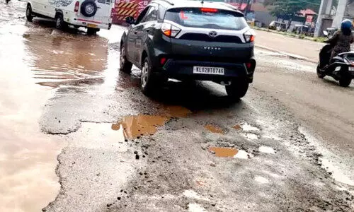 ദേശീയപാത നിർമാണം; പൊട്ടിപ്പൊളിഞ്ഞ് സർവിസ് റോഡുകൾ ദേശീയപാത നിർമാണം; പൊട്ടിപ്പൊളിഞ്ഞ് സർവിസ് റോഡുകൾ