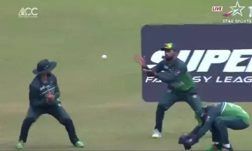 ‘മൂന്ന് താരങ്ങൾ നോക്കി നിൽക്കെ ക്യാച്ച് ബൗണ്ടറിയായി’; പാകിസ്താന് ട്രോൾ മഴ