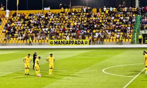 ‘ആ​റി​’ൽ മു​ങ്ങി മ​ഞ്ഞ​ക്ക​ട​ൽ