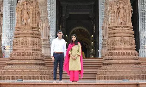 ഋ​ഷി സു​ന​കും അ​ക്ഷ​തയും അ​ക്ഷ​ർ​ധാമിൽ