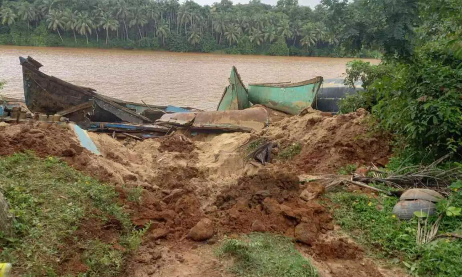 ഷിറിയയിൽ എട്ട് കടവുകളും ആറ് തോണികളും പൊലീസ് നശിപ്പിച്ചു