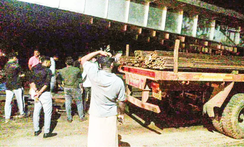 താ​നൂ​ർ റെ​യി​ൽ​വേ മേ​ൽ​പാ​ലം നി​ർ​മാ​ണ സാ​മ​ഗ്രി​ക​ൾ മാ​റ്റാ​ൻ ശ്ര​മ​മെ​ന്ന്; വാ​ഹ​നം ത​ട​ഞ്ഞ് നാ​ട്ടു​കാ​ർ