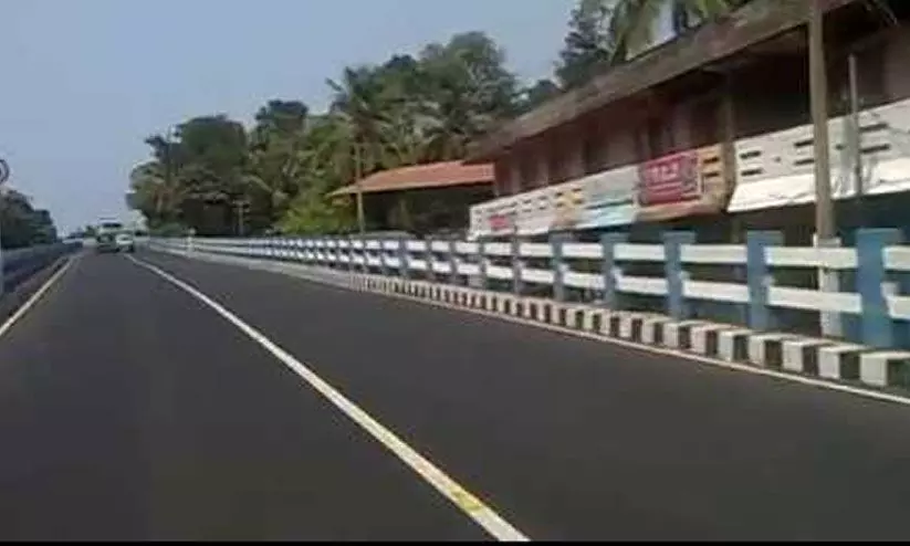 ഇ​ഴ​ഞ്ഞു നീ​ങ്ങു​ന്ന റെ​യി​ൽ​വേ മേ​ൽ​പാ​ലം നി​ർ​മാ​ണം; ആ​രോ​പ​ണ പ്ര​ത്യാ​രോ​പ​ണ​ങ്ങ​ളു​മാ​യി ഭ​ര​ണ-​പ്ര​തി​പ​ക്ഷ ക​ക്ഷി​ക​ളും വ്യാ​പാ​രി​ക​ളും