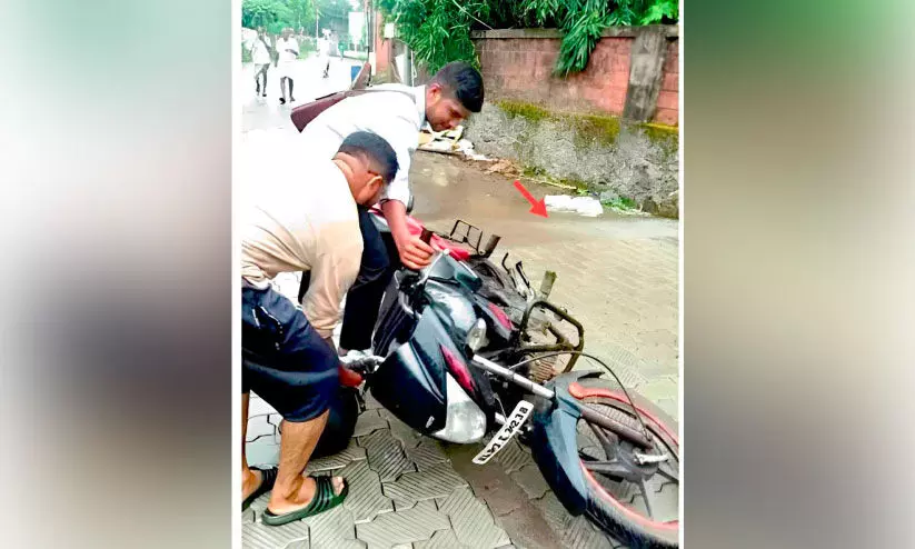 അശാസ്ത്രീയ റോഡ് നിർമാണം; ഇരുചക്ര വാഹനങ്ങൾക്ക് അപകടക്കെണി അശാസ്ത്രീയ റോഡ് നിർമാണം; ഇരുചക്ര വാഹനങ്ങൾക്ക് അപകടക്കെണി