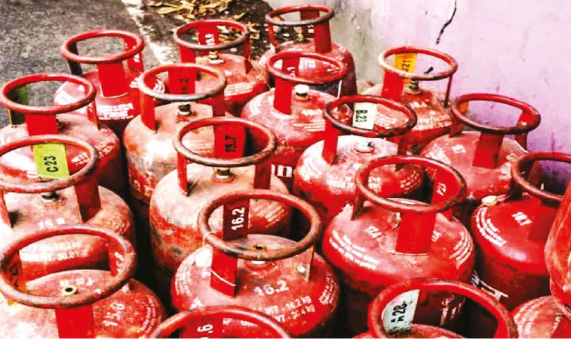 ഗ്യാസ് സിലിണ്ടറിന് തോന്നിയപോലെ കടത്തുകൂലി ഈടാക്കുന്നതായി ആക്ഷേപം ഗ്യാസ് സിലിണ്ടറിന് തോന്നിയപോലെ കടത്തുകൂലി ഈടാക്കുന്നതായി ആക്ഷേപം