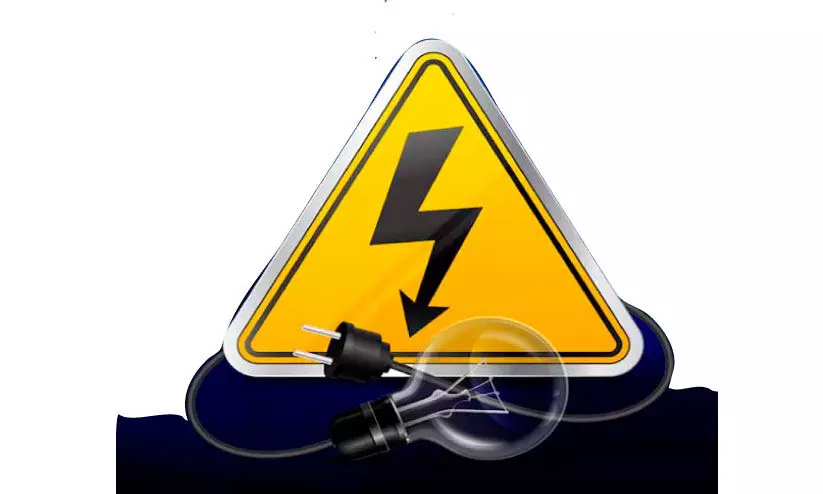 റോഡരികിലെ കേബിളുകൾ വീണ്ടും അപകടമുണ്ടാക്കി: സ്കൂട്ടർ യാത്രികന് പരിക്ക്