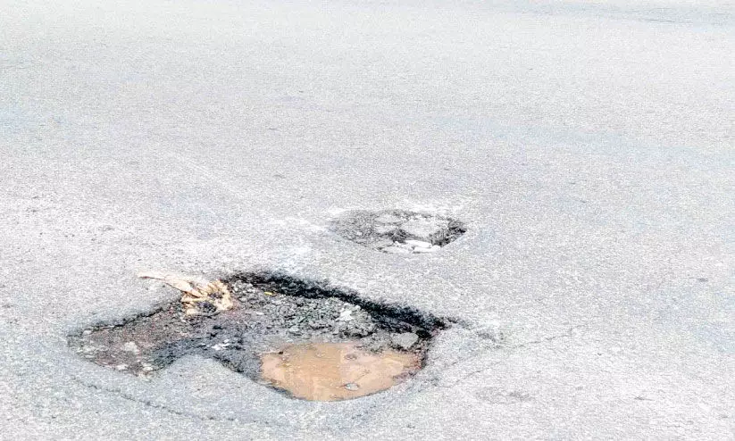 അപകട ഭീഷണിയായി റോഡിലെ കുഴികൾ ഗവ. ആശുപത്രിക്ക് മുന്നിലെ കുഴിയില്‍ ചാടി ഇരുചക്ര വാഹനങ്ങള്‍ മറിയുന്നു