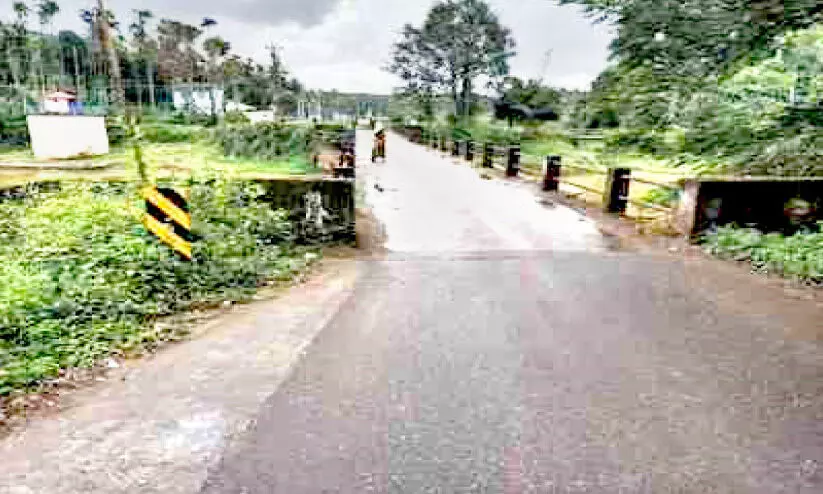 കാലപ്പഴക്കവും വീതിക്കുറവും അപകടഭീഷണിയിൽ കരിന്തിരിക്കടവ് പാലം കാലപ്പഴക്കവും വീതിക്കുറവും അപകടഭീഷണിയിൽ കരിന്തിരിക്കടവ് പാലം