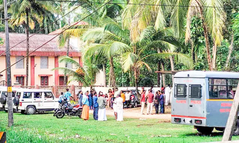 കട്ടച്ചിറ പള്ളിയിൽ കല്ലറകൾ തകർത്തതിനെച്ചൊല്ലി സംഘർഷം കട്ടച്ചിറ പള്ളിയിൽ കല്ലറകൾ തകർത്തതിനെച്ചൊല്ലി സംഘർഷം