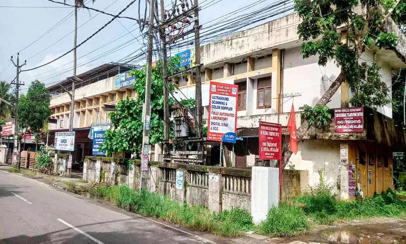 വൈക്കം നഗരസഭ ഷോപ്പിങ്​ കോംപ്ലക്സ്​ തകർച്ചയിൽ; ഓഫിസ് മാറ്റം അനിശ്ചിതത്വത്തിൽ