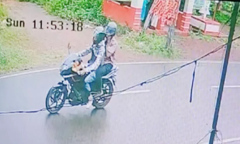 വെള്ളം ചോദിച്ചെത്തിയ സംഘം വീട്ടമ്മയുടെ സ്വർണമാല കവർന്നു; ദൃശ്യം കാമറയിൽ