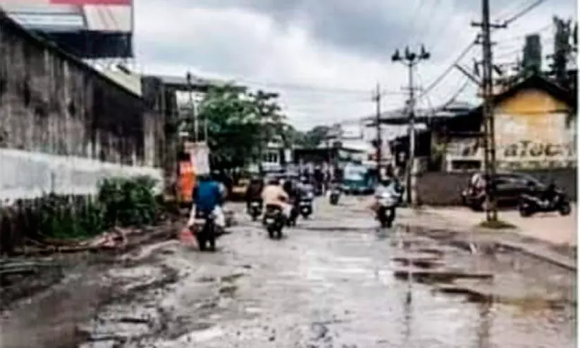 റോഡ്​ ശോച്യാവസ്ഥ; പരസ്യവിമർശനവുമായി സി.പി.എം ബ്രാഞ്ച്​ സെക്രട്ടറി