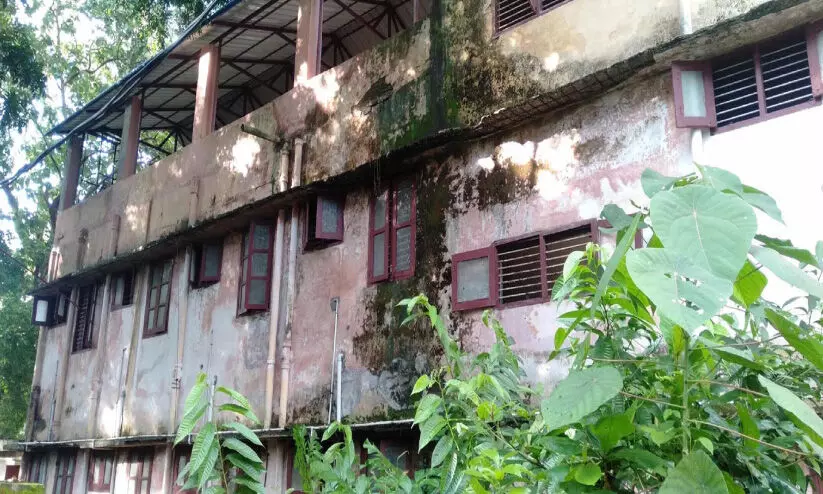 അറ്റകുറ്റപ്പണിയില്ല; ഗെസ്റ്റ് ഹൗസ് കെട്ടിടം തകര്ച്ചയിലേക്ക് അറ്റകുറ്റപ്പണിയില്ല; ഗെസ്റ്റ് ഹൗസ് കെട്ടിടം തകര്ച്ചയിലേക്ക്