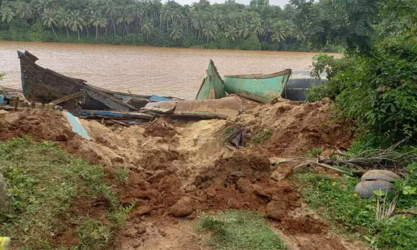 ഷിറിയയിൽ എട്ട് കടവുകളും ആറ് തോണികളും പൊലീസ് നശിപ്പിച്ചു ഷിറിയയിൽ എട്ട് കടവുകളും ആറ് തോണികളും പൊലീസ് നശിപ്പിച്ചു