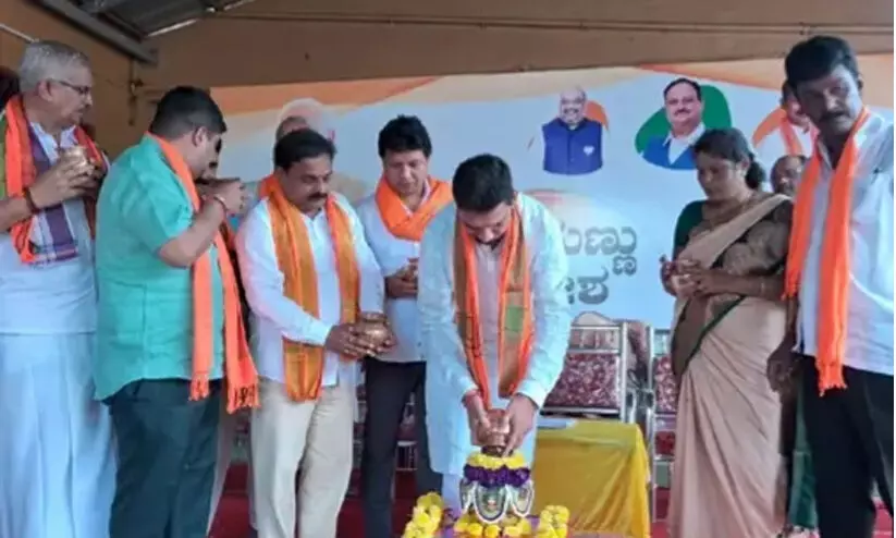 ഡൽഹിയിൽ അമൃത വനം ഒരുക്കാൻ മണ്ണ് കലശവുമായി ബി.ജെ.പി യാത്ര ഡൽഹിയിൽ അമൃത വനം ഒരുക്കാൻ മണ്ണ് കലശവുമായി ബി.ജെ.പി യാത്ര